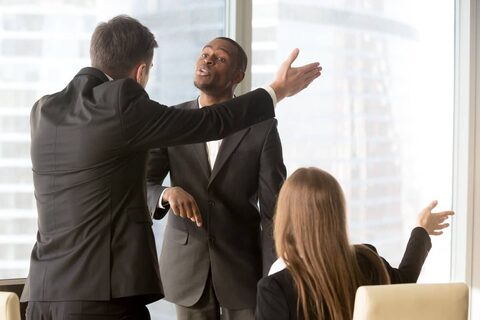 Despido por golpear a un compañero de trabajo, ¿Es justificable? - ConfiBlogDespido por golpear a un compañero de trabajo, ¿Es justificable? - ConfiBlog